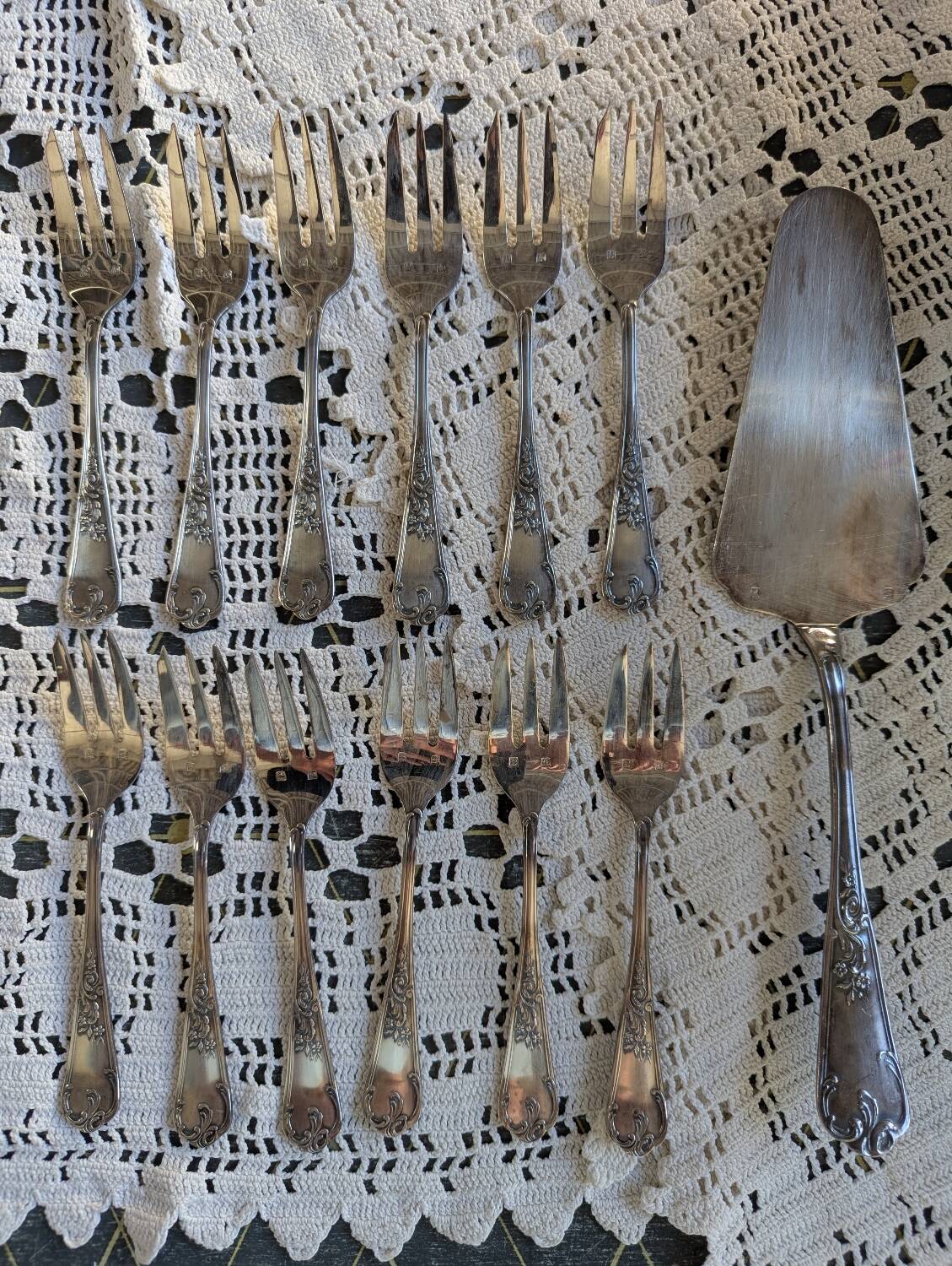 Série de 12 fourchettes à dessert et pelle à tarte