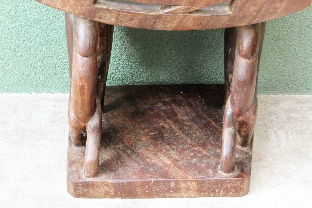 Siège africain monoxyle en bois sculpté