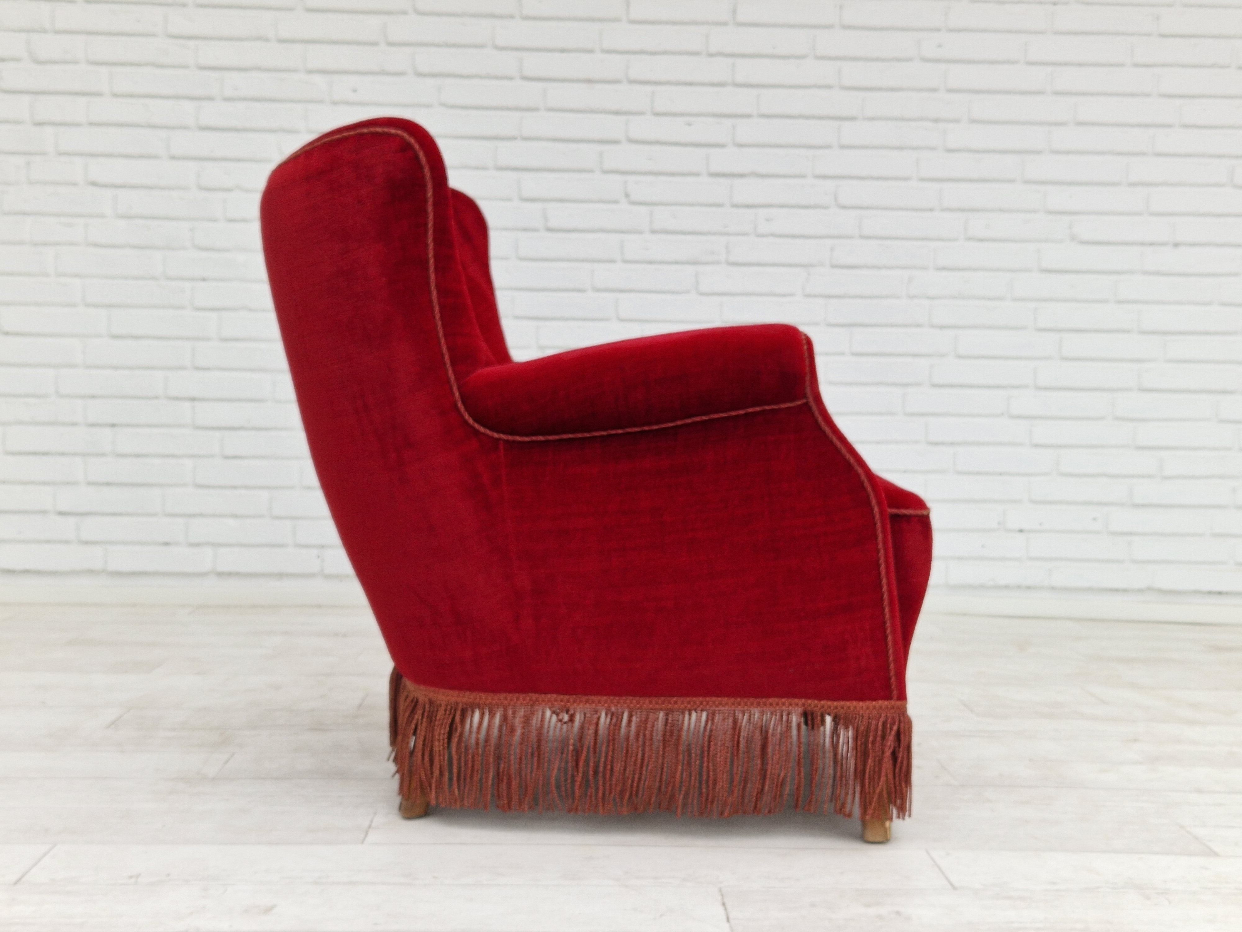 Fauteuil vintage danois en velours rouge cerise, 1960