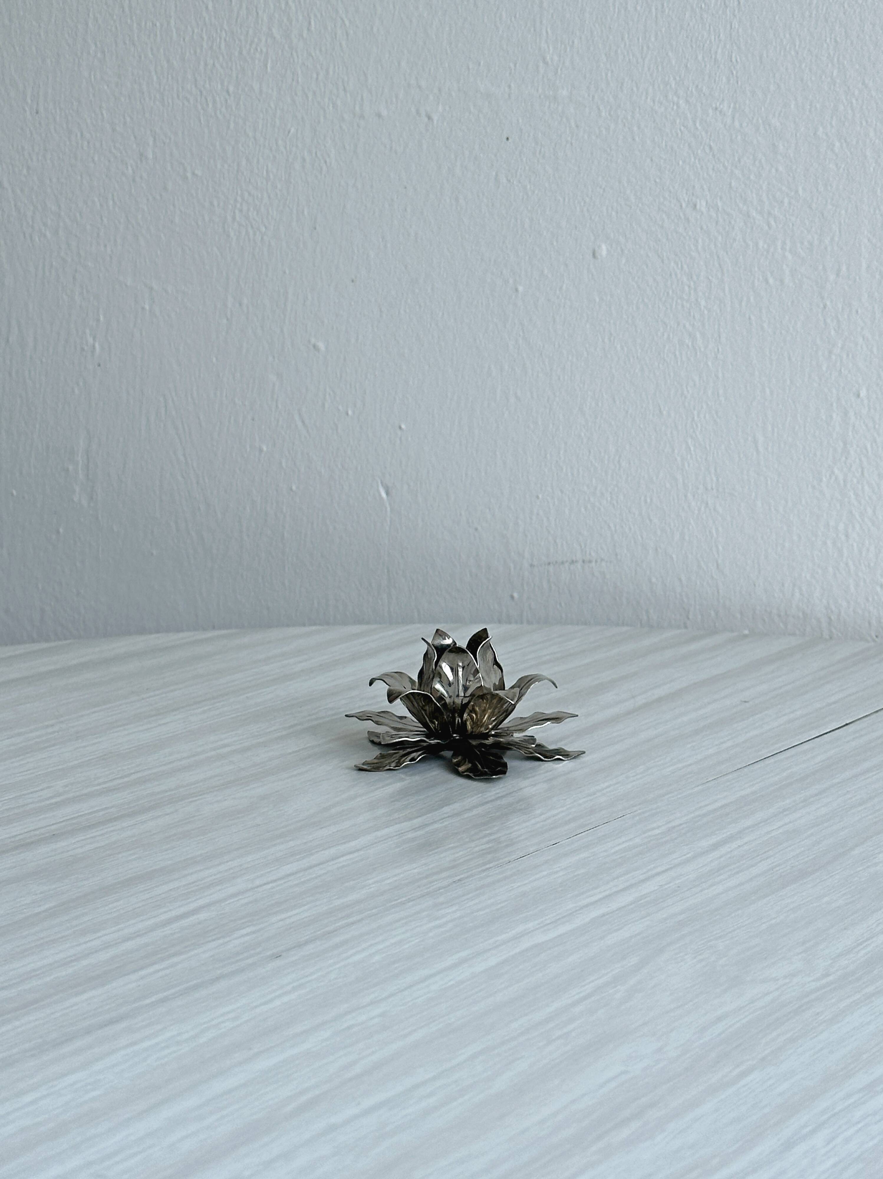 Light metal flower candlestick