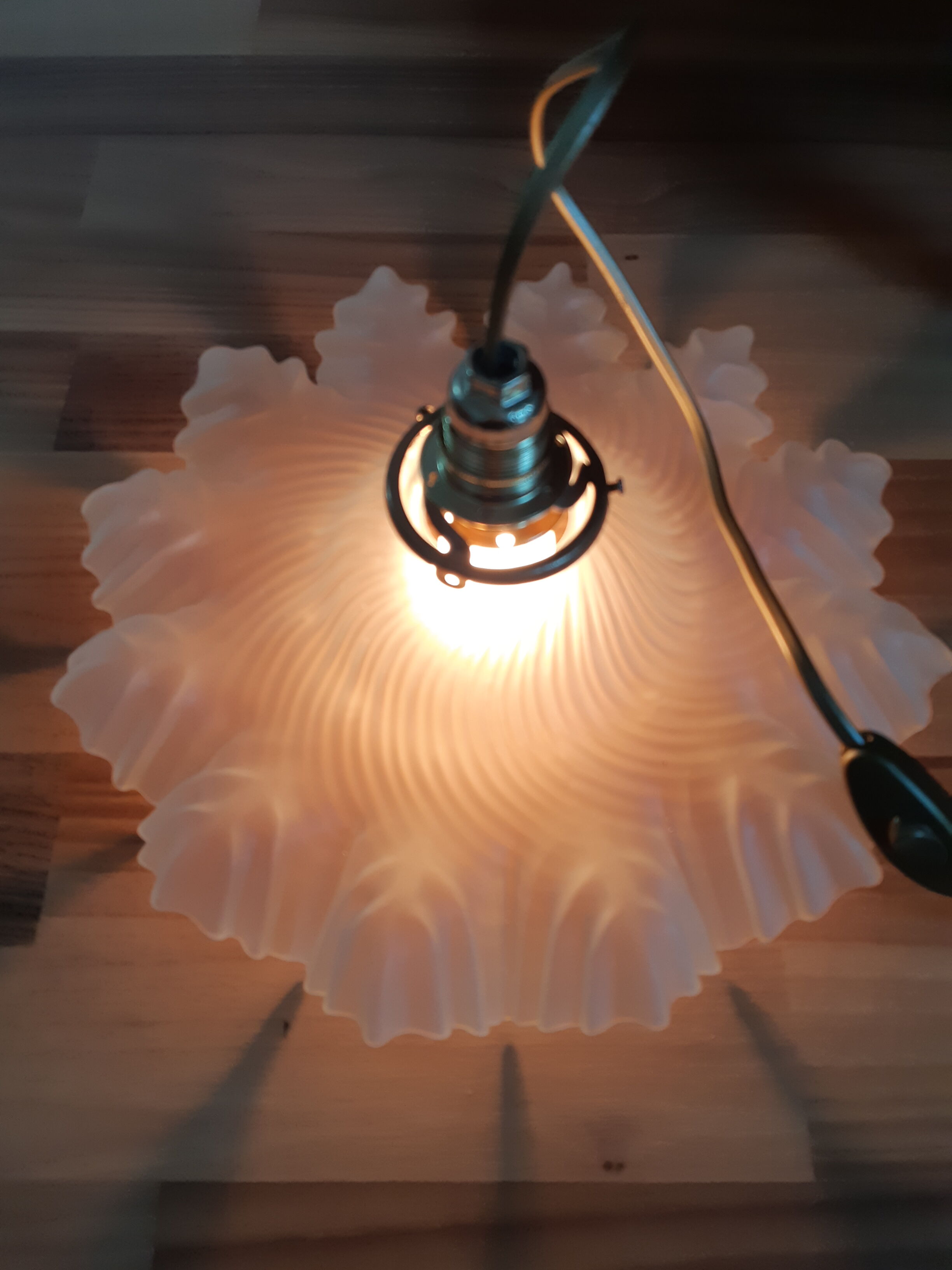 Suspension in frosted white opaline