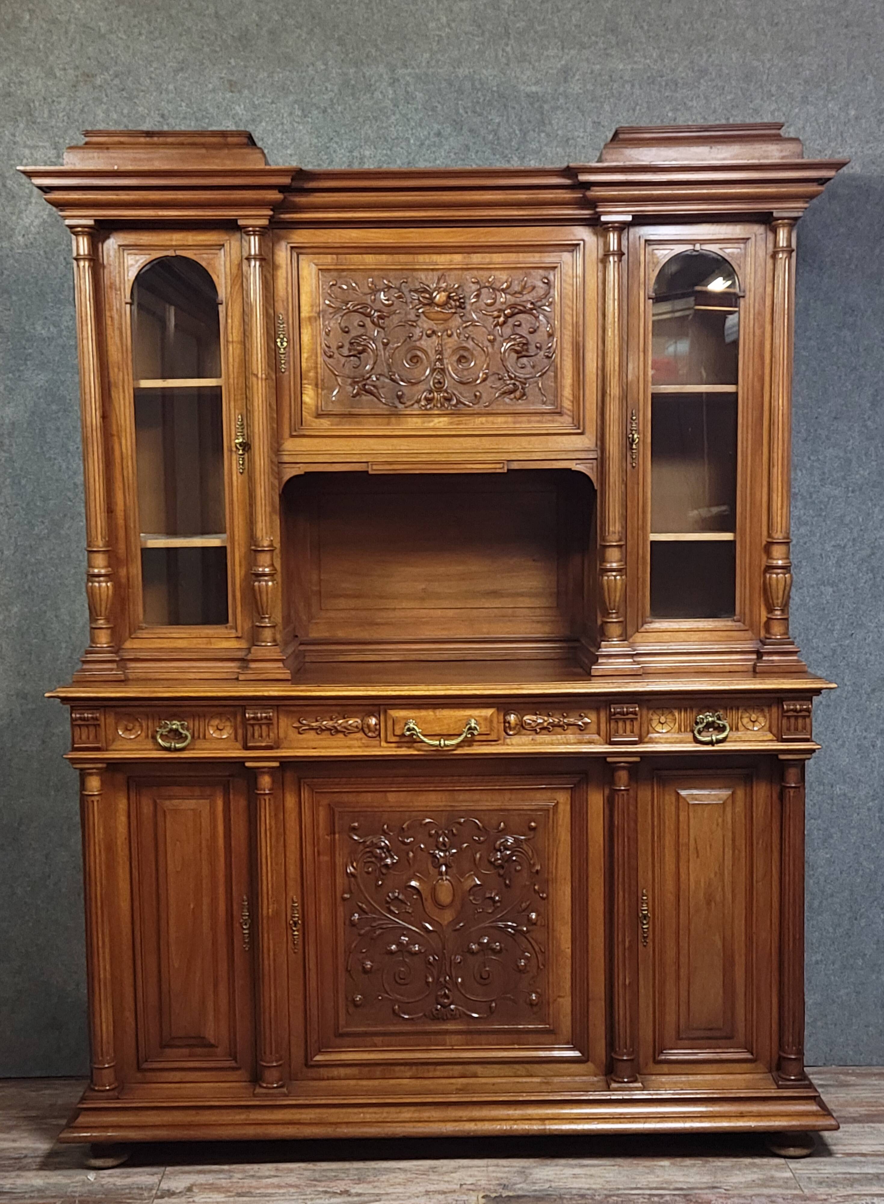 Important buffet deux-corps style Renaissance en noyer massif
