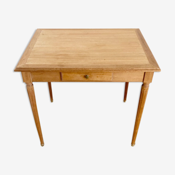 Table en bois massif brut