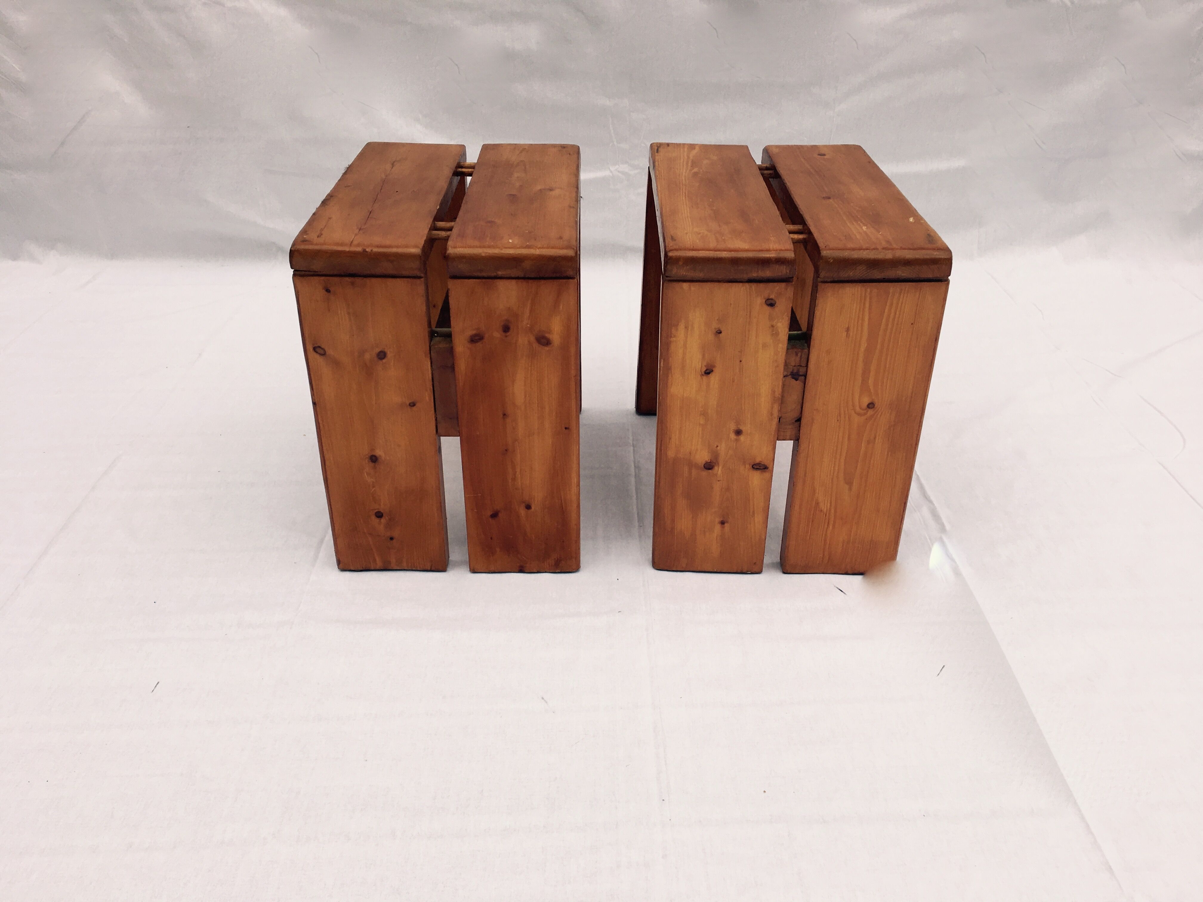 Paire de tabourets par Charlotte Perriand pour les Arcs, années 1960