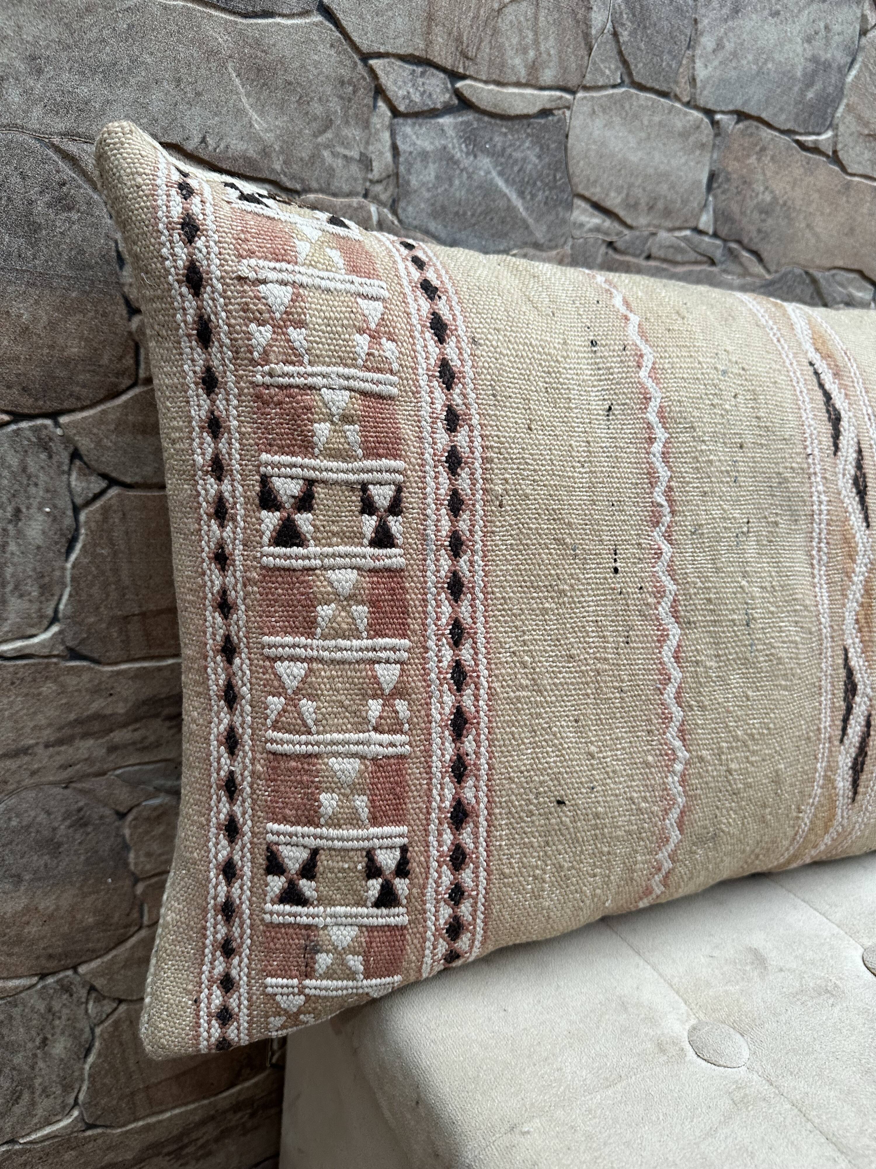 Vintage Berber Kilim cushion cover: Moroccan wool cushion