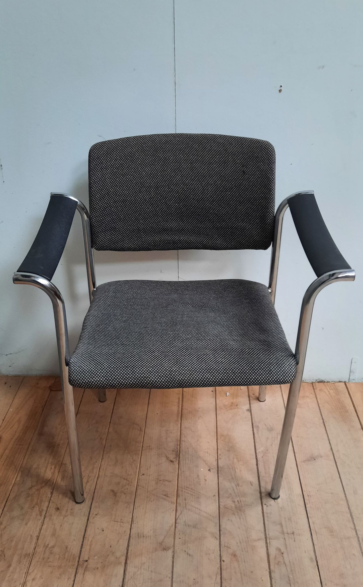 Suite of 4 contemporary armchairs in chrome-plated metal