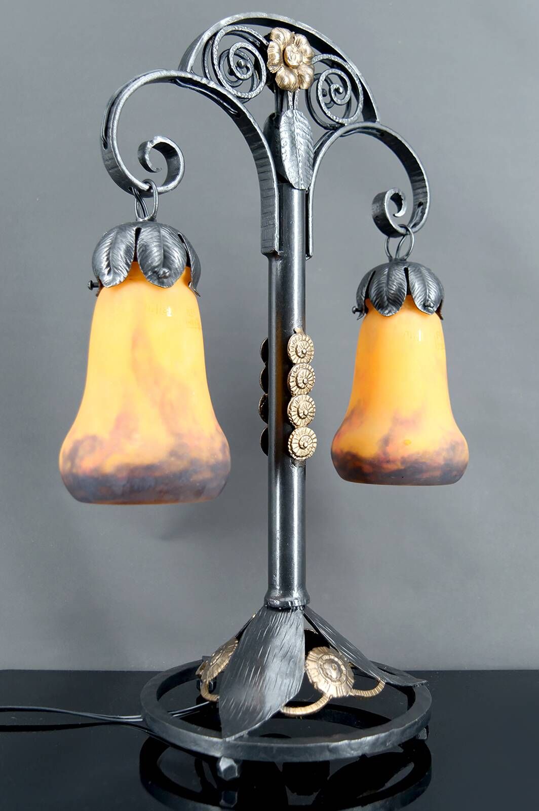Lampe bicéphale Art Déco, fer forgé à double patine– Muller Frères, c. 1920