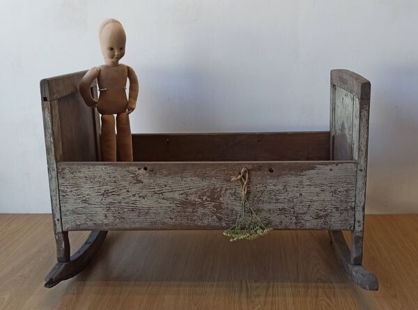 Berceau ancien et antique.