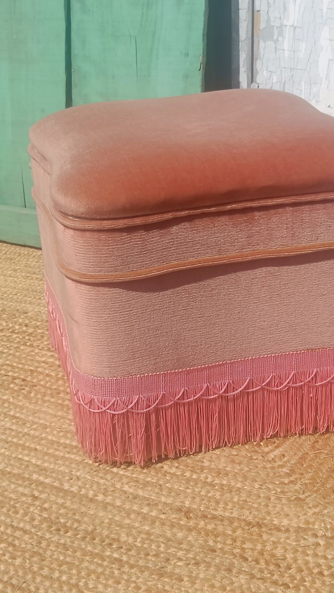 Pouf coffre en velours rose à franges, vers 1950-1960