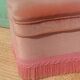 Pouf coffre en velours rose à franges, vers 1950-1960