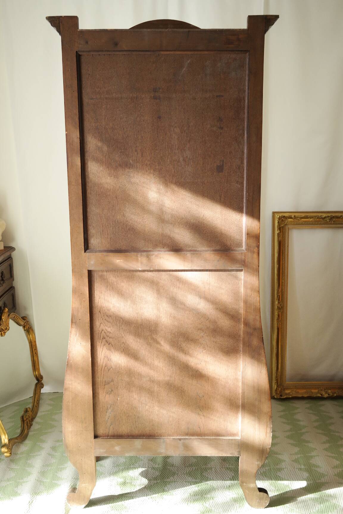 Curved display cabinet in solid walnut, mid-20th century.