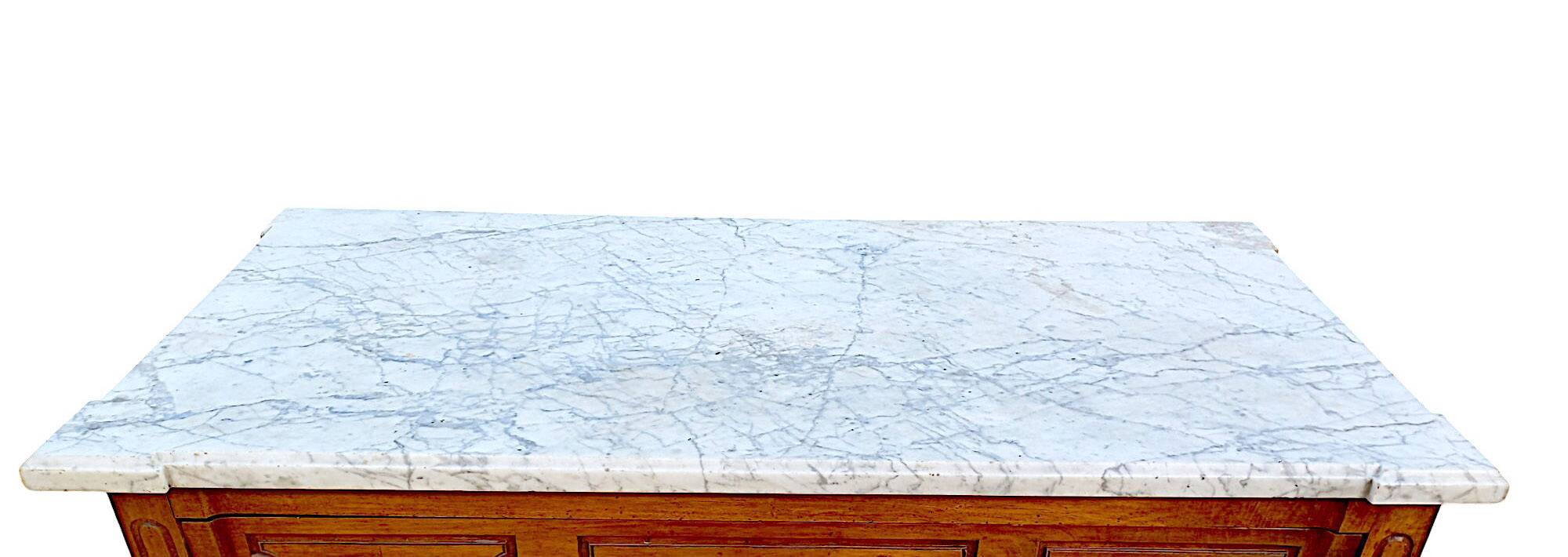 Commode sauteuse Louis XVI en bois fruitier
