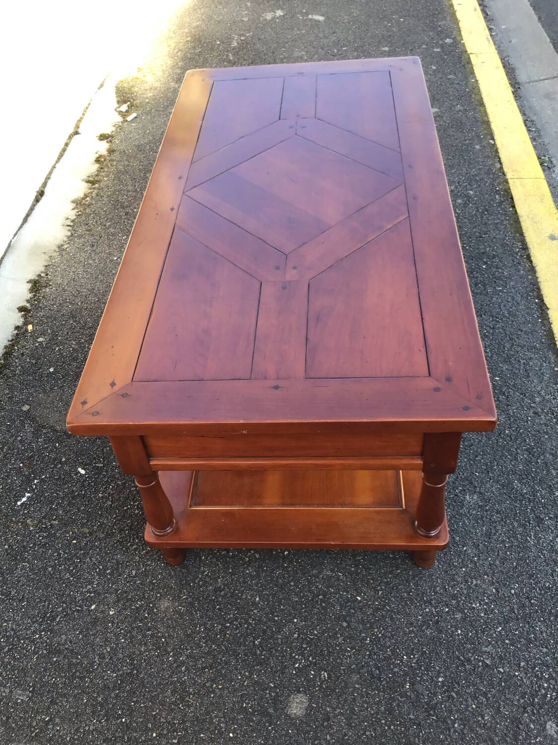 Coffee table with 2 drawers