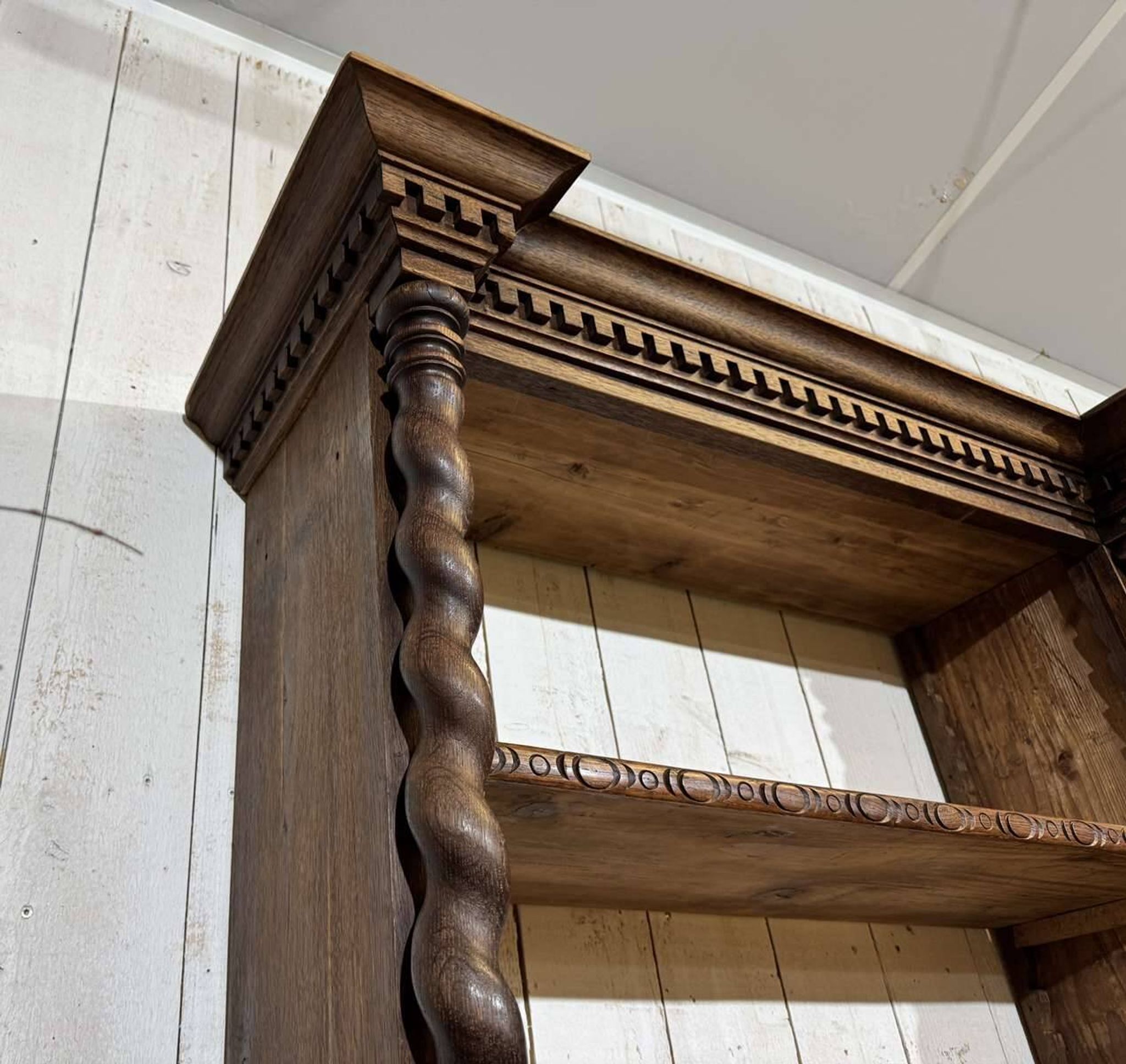 Bibliothèque de boiserie en chêne et sapin début XXème