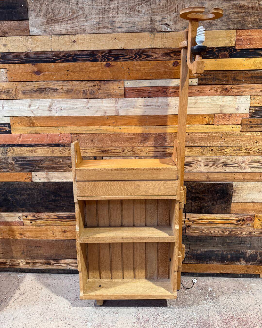 Bar pivotant et lampadaire en chêne – Guillerme & Chambron