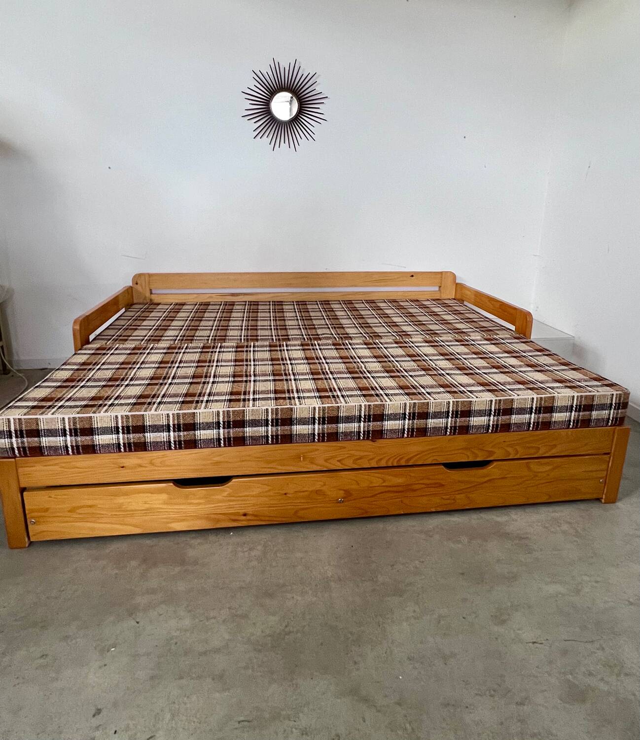 Ancien canapé lit 3 places design années 70/80 en pin vintage sofa