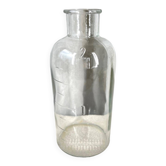 Laboratory bottle with graduations