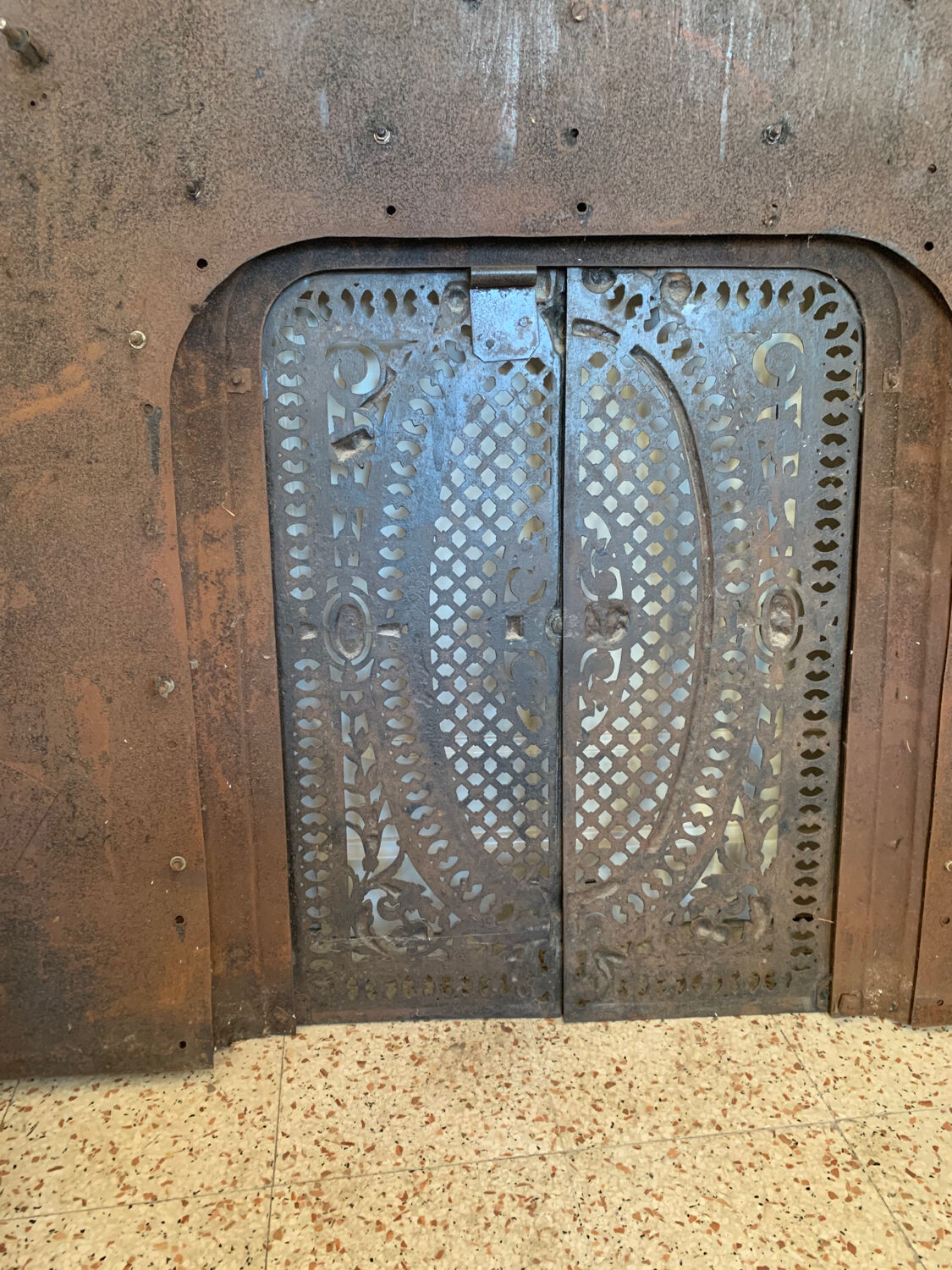 Fireproof adornment against chimney heart