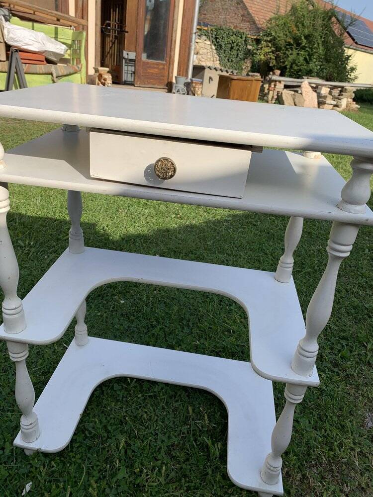 Petite table d'appoint blanche en bois, design hongrois des années 1960, tiroir et étagères