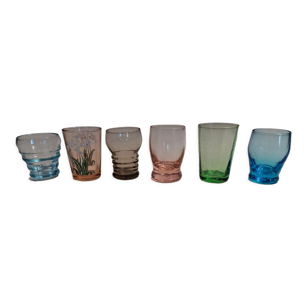 Verres à liqueur shooter vintage série de six couleurs assorties
