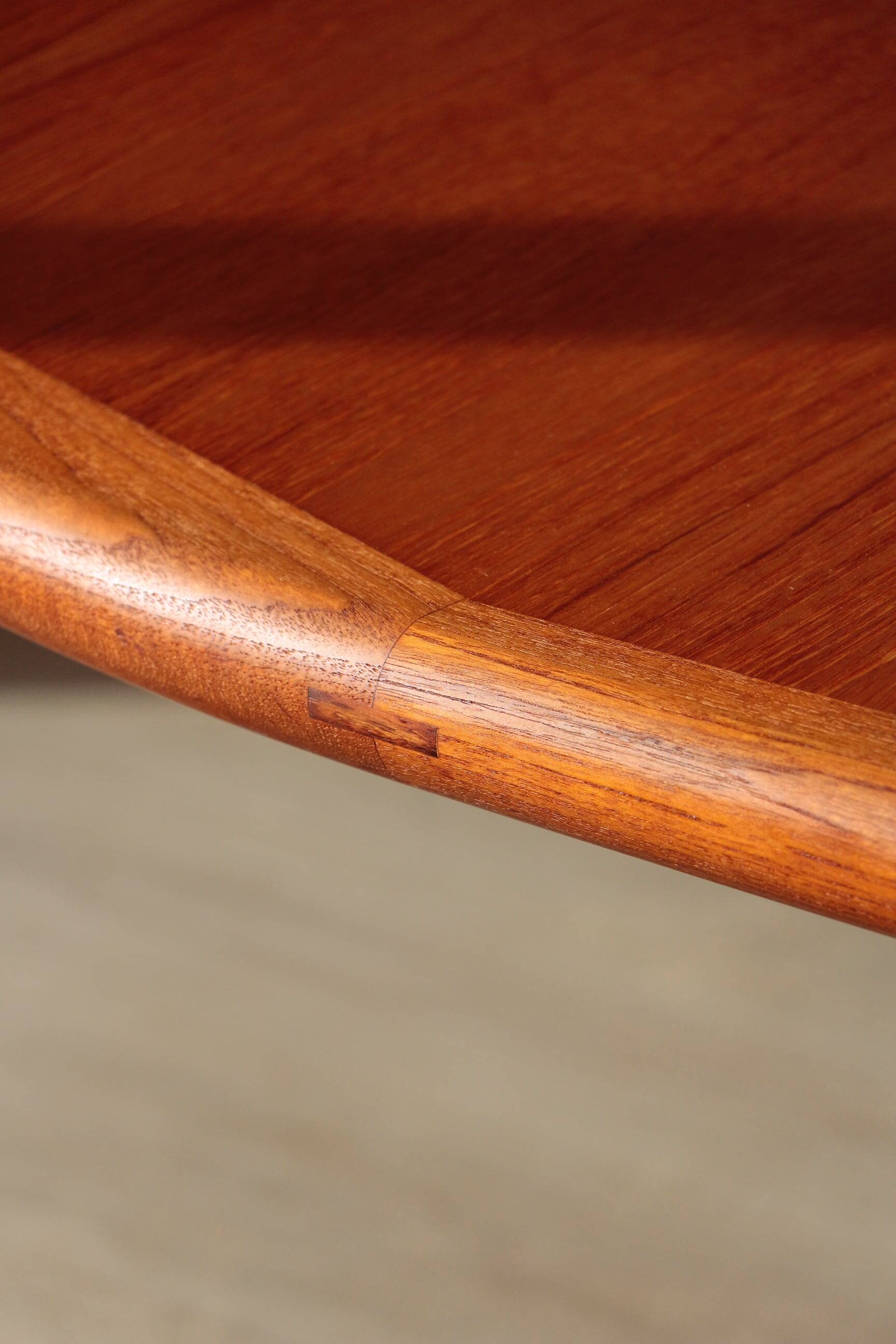 Vintage Dyrlund dining table in teak – the excellence of Danish design.