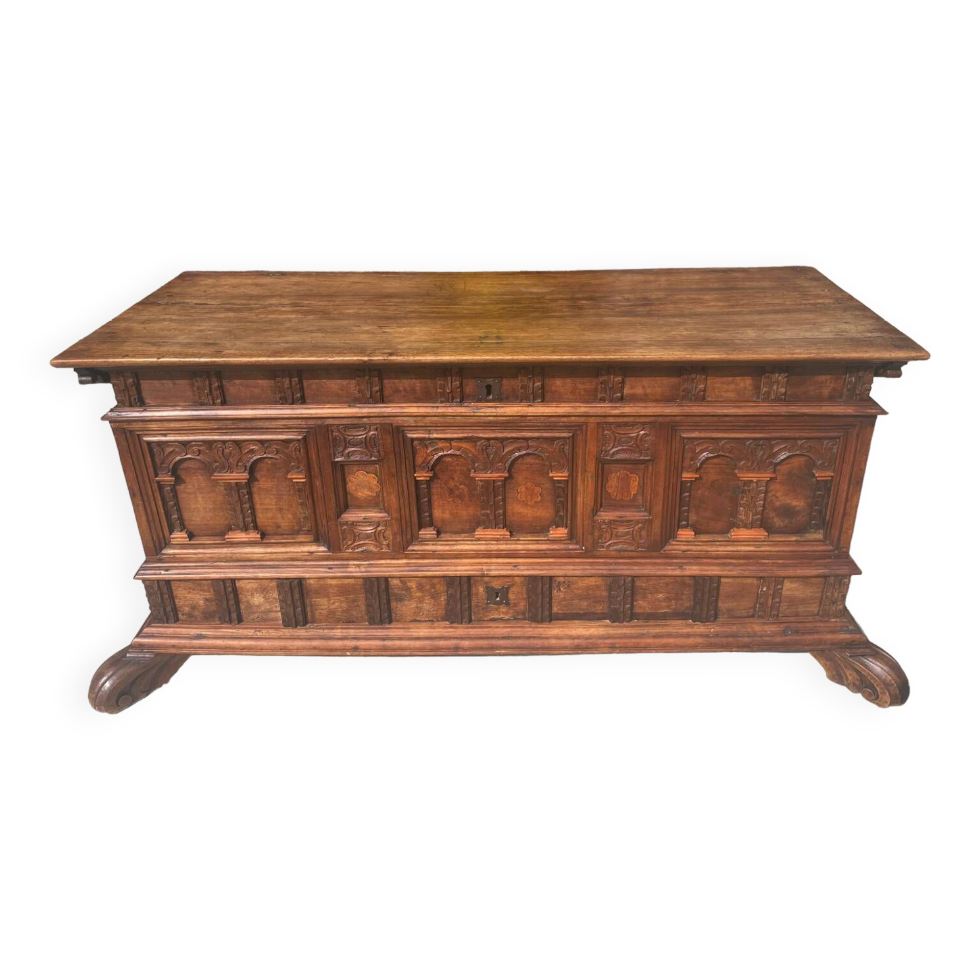 Magnificent Cassone chest in Walnut from the 17th century