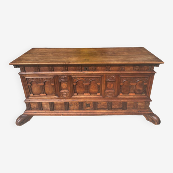 Magnificent Cassone chest in Walnut from the 17th century