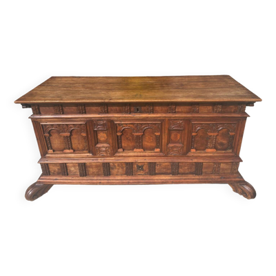 Magnifique coffre Cassone en Noyer d’époque XVII eme siècle
