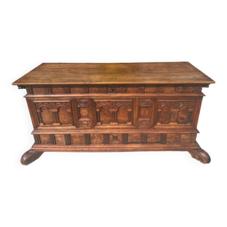 Magnificent Cassone chest in Walnut from the 17th century