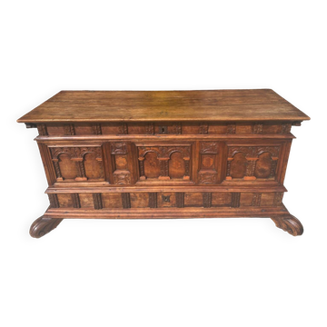 Magnificent walnut chest from the 17th century.