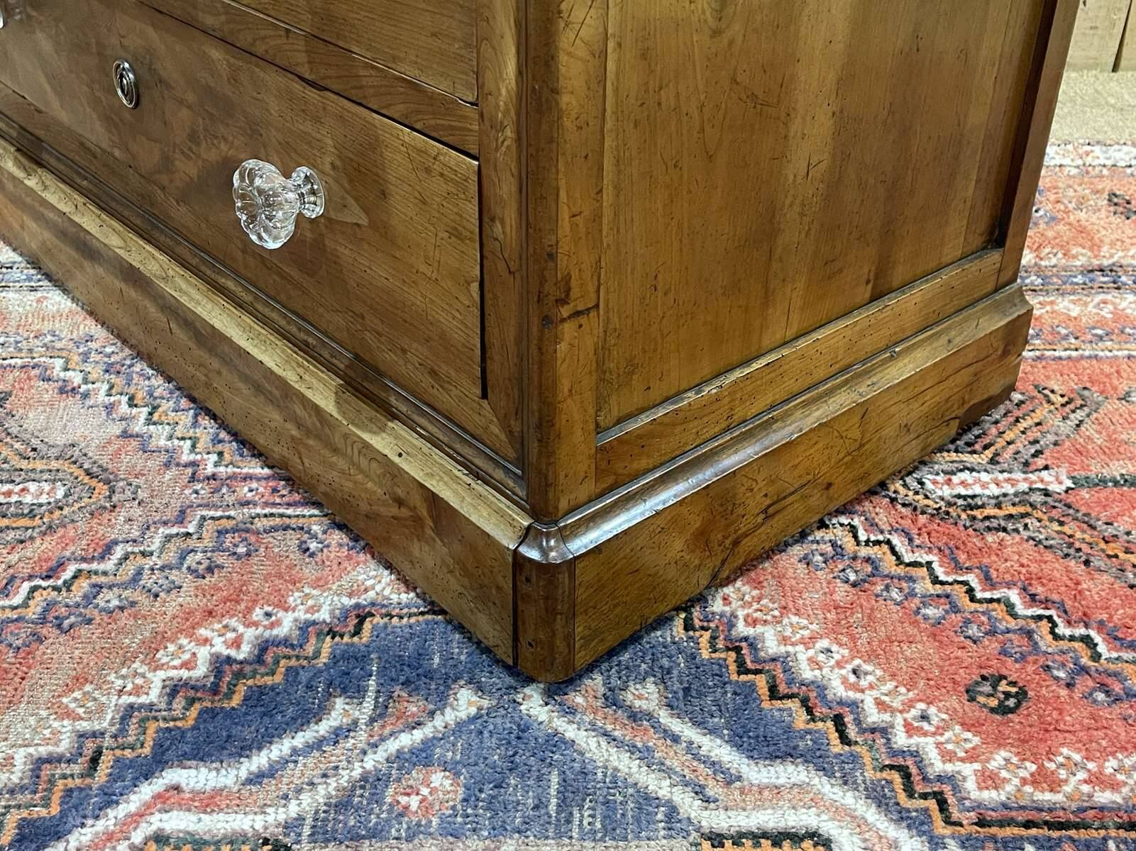 Louis Philippe chest of drawers with 5 drawers from the 19th century in cherry wood with glass knobs