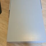 Table basse grise, 2 tiroirs, 1 espace ouvert artic