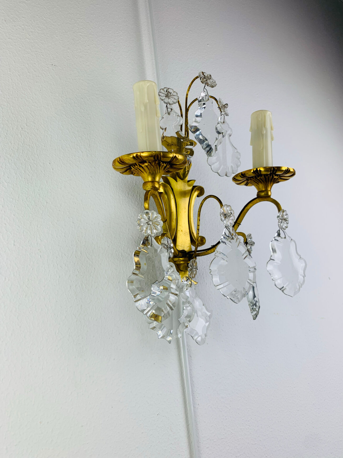 Bronze wall light with rococo style Louis XV pendants.