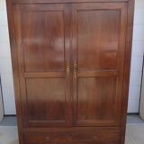 Armoire en noyer  ouvrant par 2 portes et un tiroir passe partout par ses dimensions