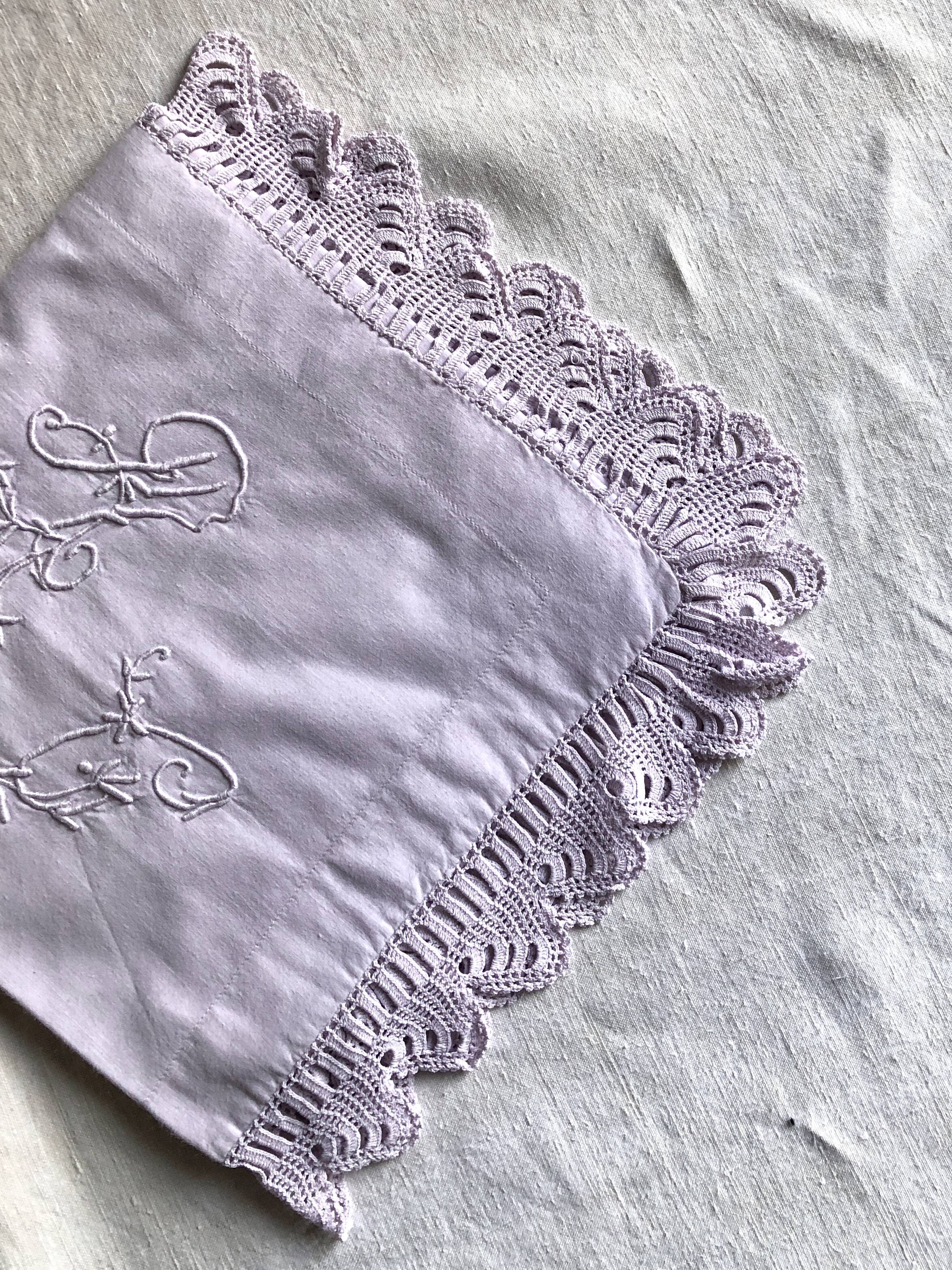 Taie d'oreiller ancienne en coton lilas