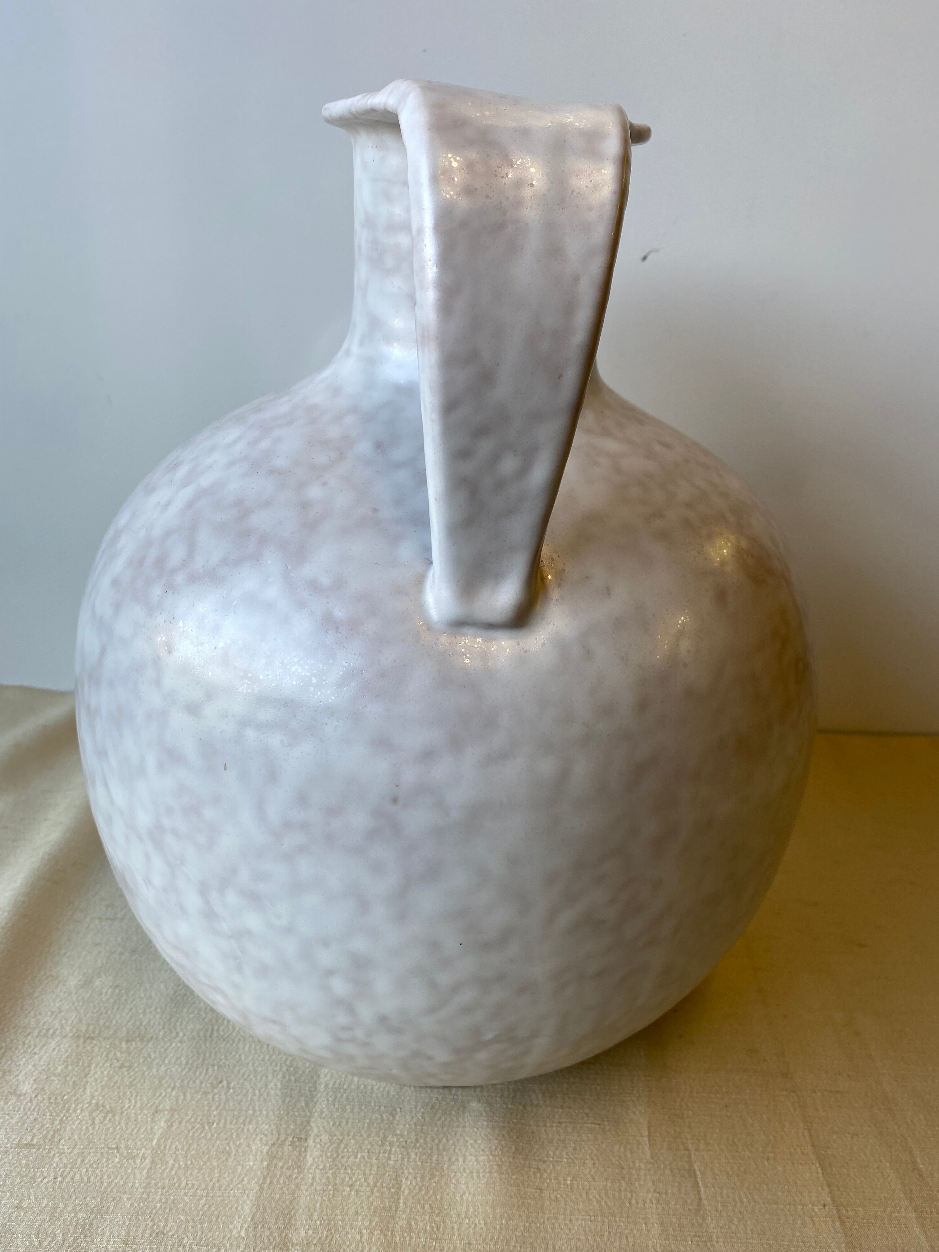 Vase - forme  boule à deux anses  en grés emaillé de couleur grège clair