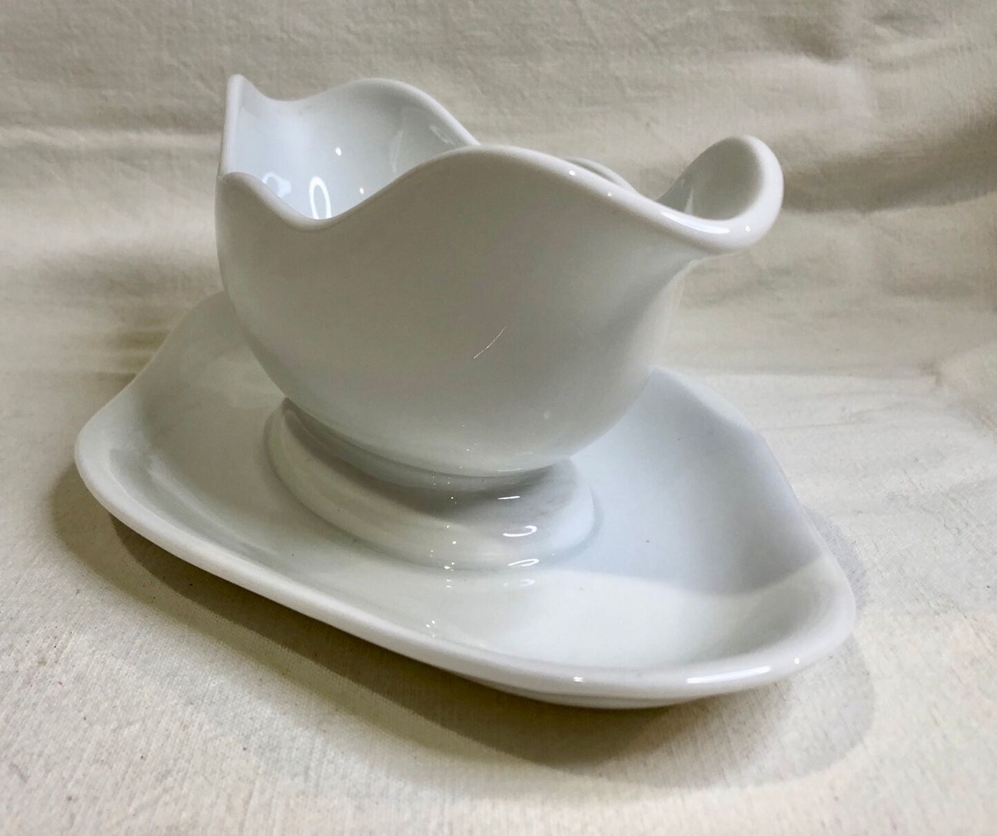 Saucière en porcelaine blanche. AH & C, France.
