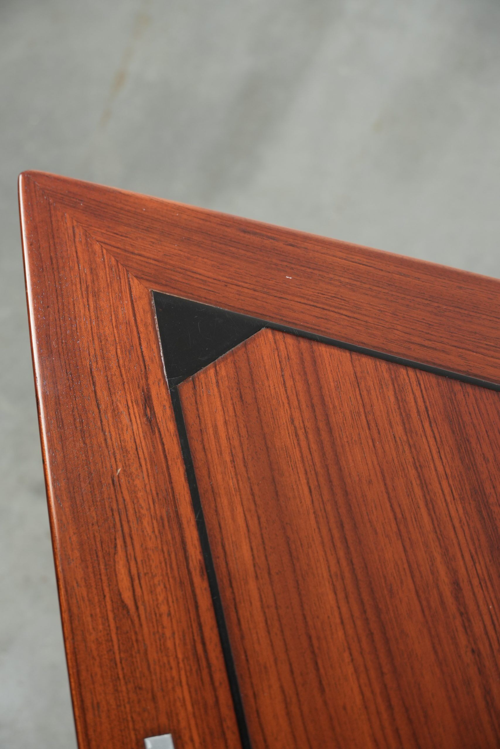 Ensemble de luxe de 2 tables d'appoint/à café en forme de triangle au design Art Déco.