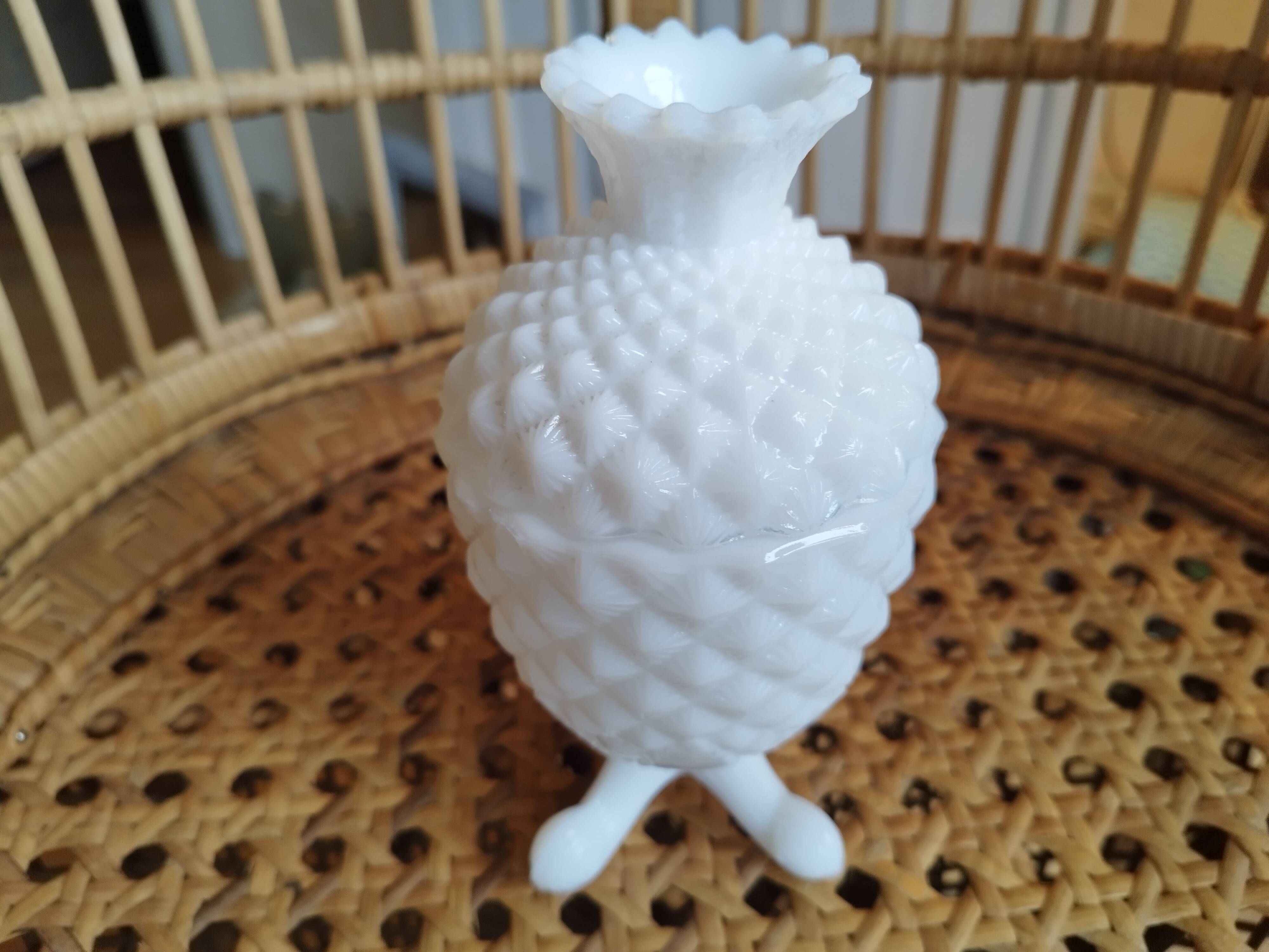 Bonbonnière, pineapple sugar bowl in white opaline.