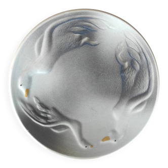 Plate with 3 ducks / geese in relief - Faïencerie de la Linde, France