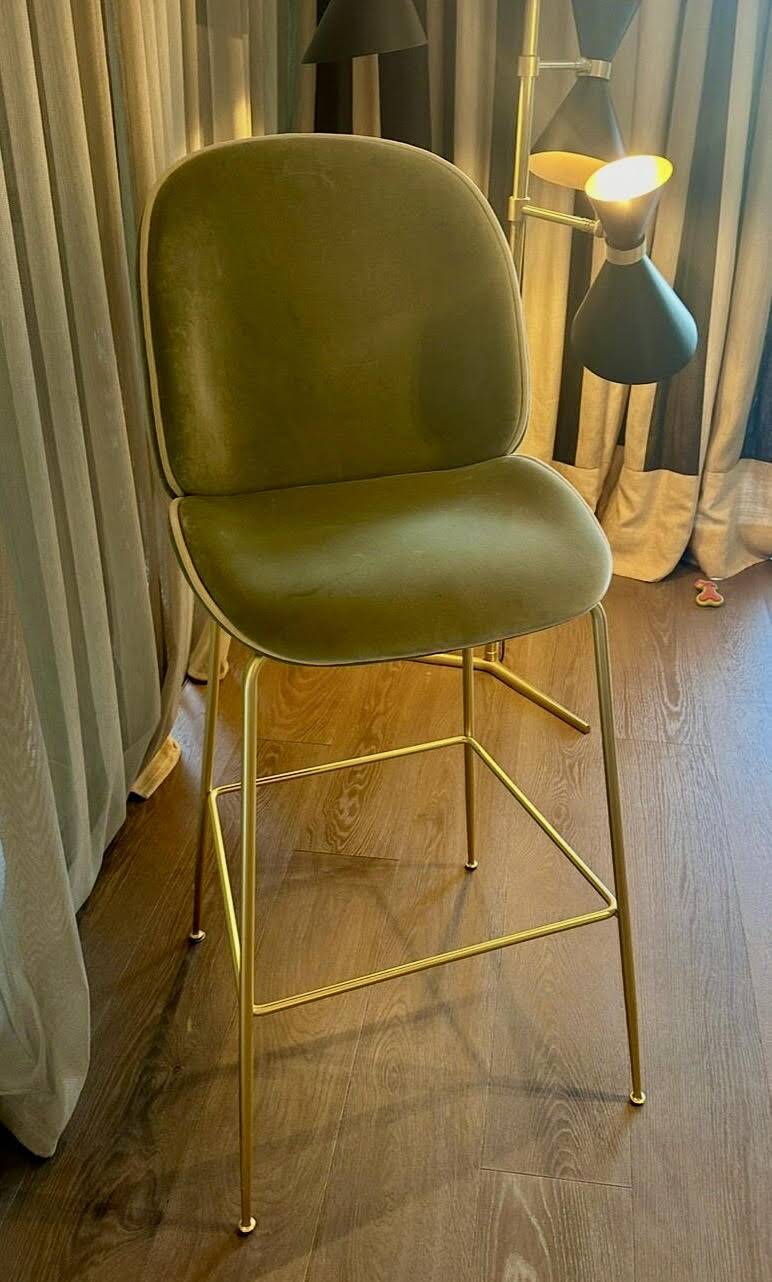 Chaises hautes Gubi velours vert clair