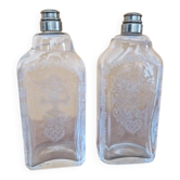 Paire d'anciennes bouteilles flacons carafes en verre gravé et satiné