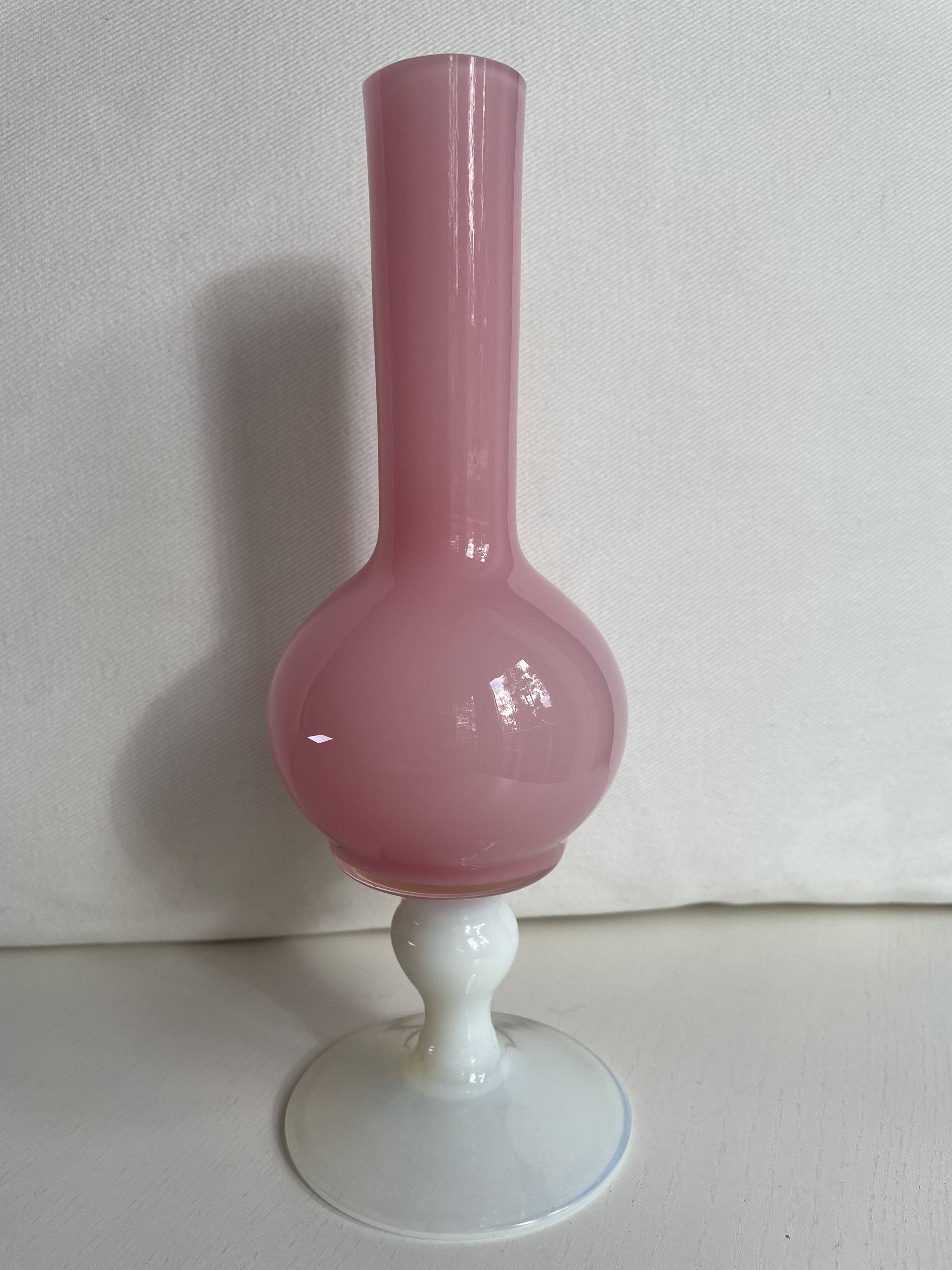 Vase en opaline rose