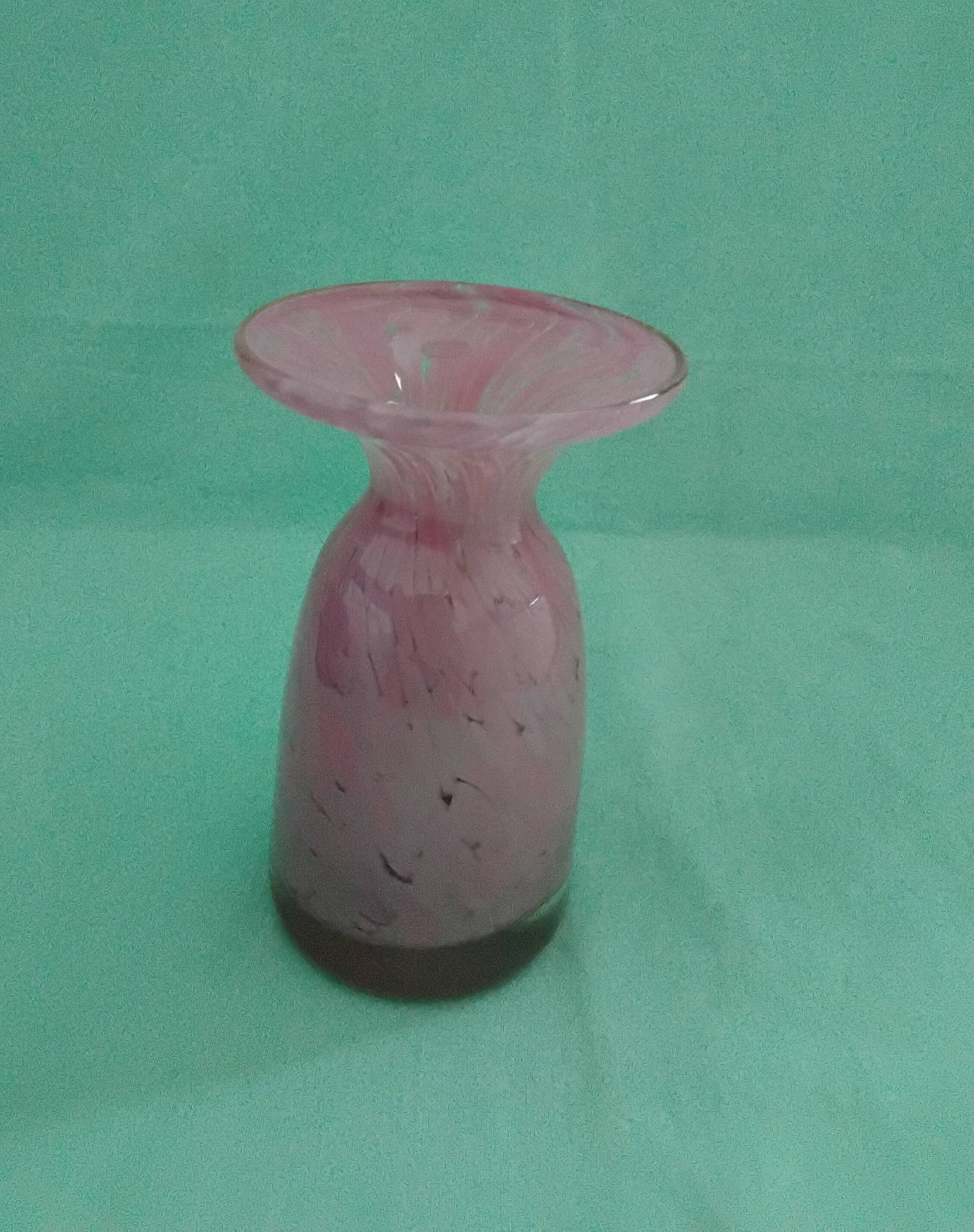 Vase en verre rose