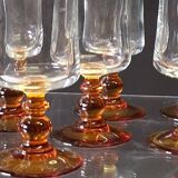 6 amber-footed champagne flutes in very good condition.