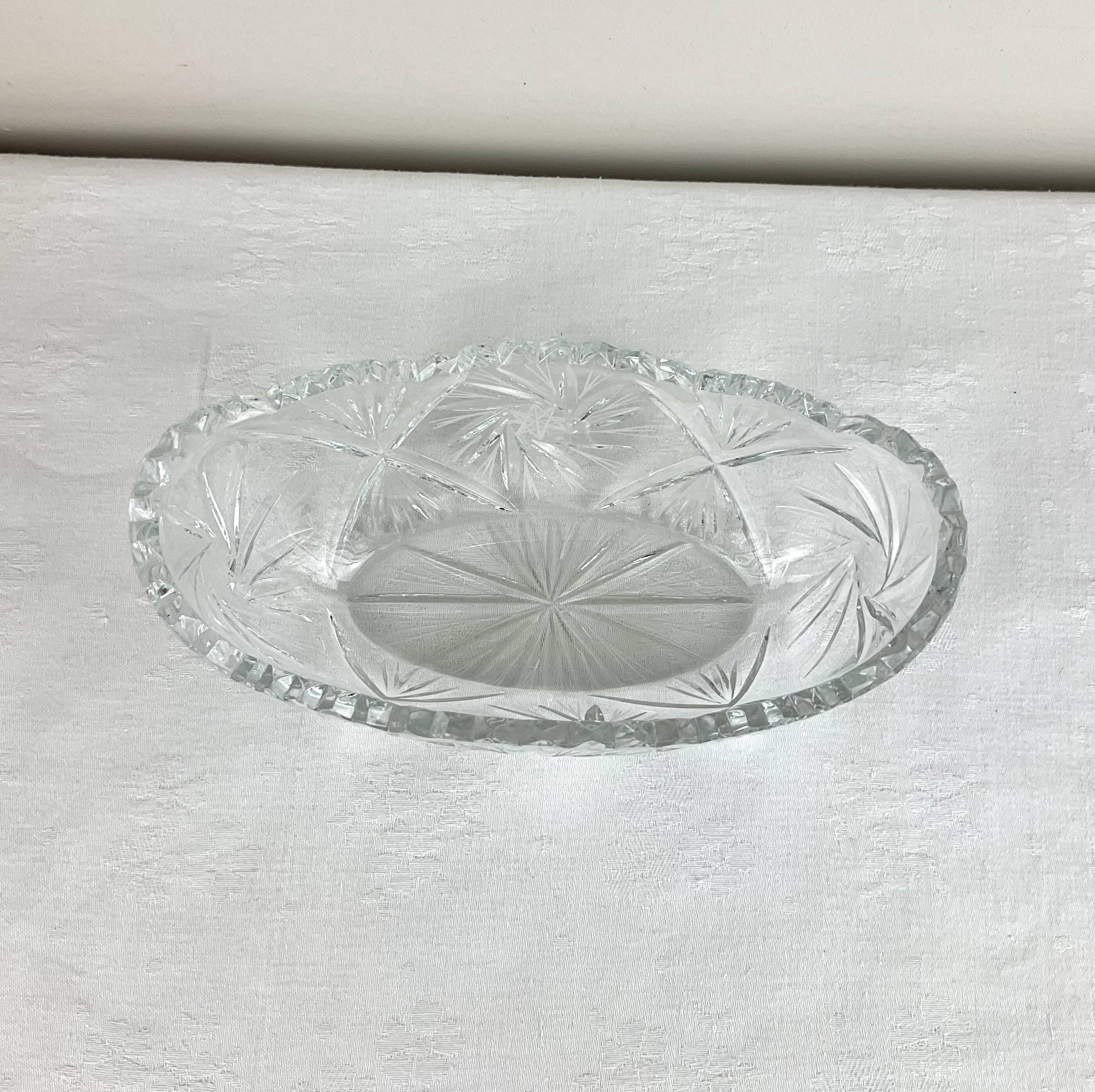 Oval glass bowl, empty pockets