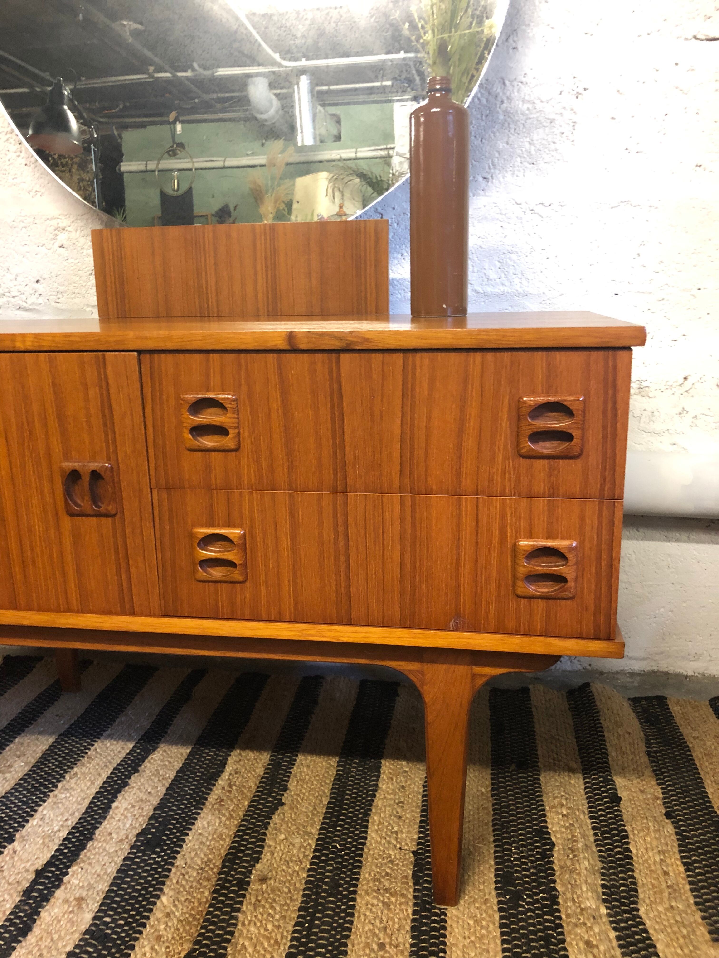 Scandinavian dressing table round mirror