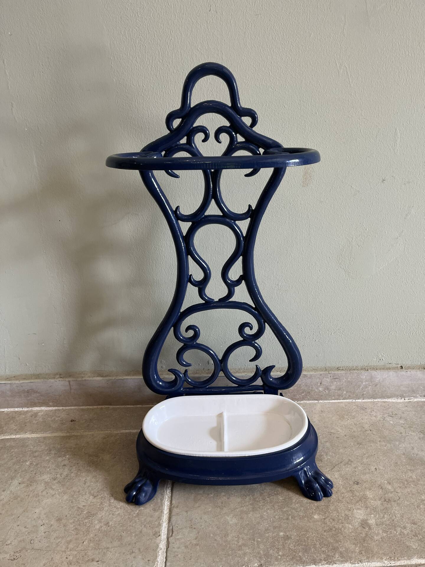 Enamelled cast iron umbrella stand from the early 20th century.