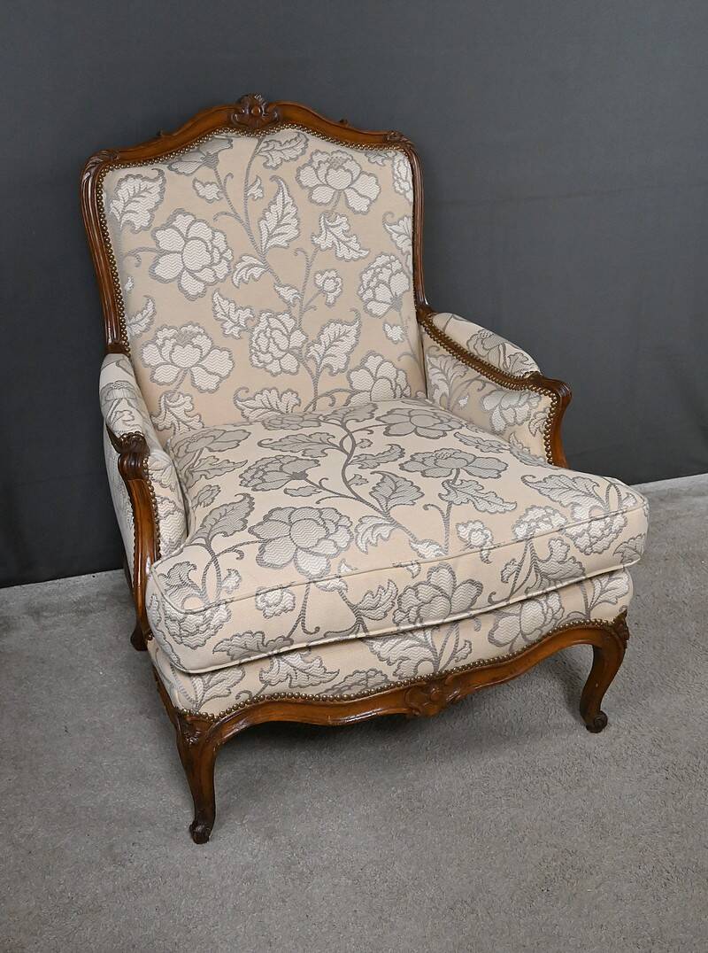 Queen's bergère in carved beech, Louis XV period – mid 18th century