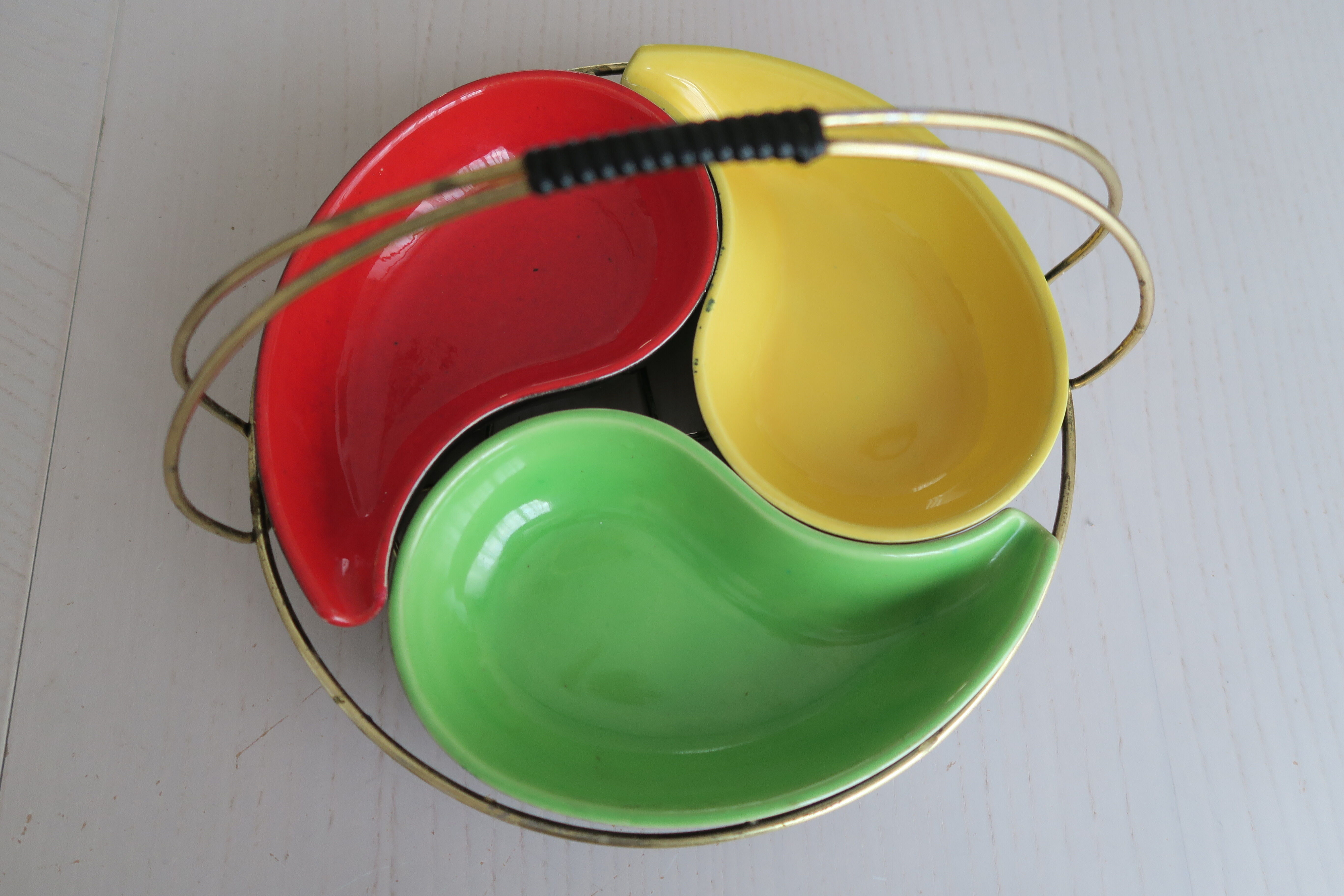 3 raviers céramique vintage assortis 1950-60 dans panier laiton poignée scoubidou